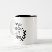 生命は農場の単語の芸術のマグでよりよいです ツートーンマグカップ (正面左)