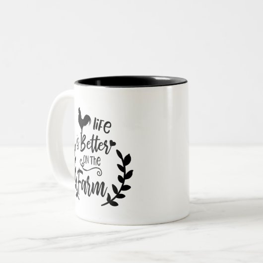 生命は農場の単語の芸術のマグでよりよいです ツートーンマグカップ (正面左)