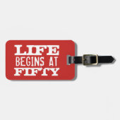 生命は50のおもしろいな第50誕生日の荷物のラベルで始まります ラゲッジタグ (正面横)