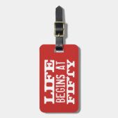 生命は50のおもしろいな第50誕生日の荷物のラベルで始まります ラゲッジタグ (正面縦)