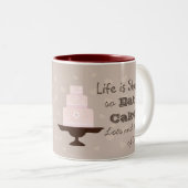 "生命短いです、従って食べて下さいケーキ"を ツートーンマグカップ (正面右)
