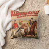 生垣を飛び越える馬のジョッキーのサーカスのポスター クッション (ブランケット)