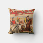 生垣を飛び越える馬のジョッキーのサーカスのポスター クッション (正面)