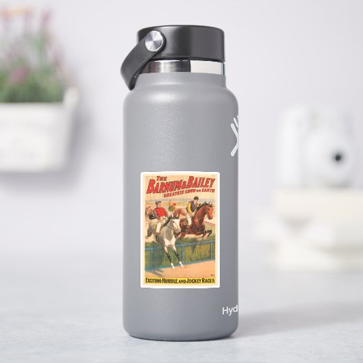 生垣を飛び越える馬のジョッキーのサーカスのポスター シール (HydroFlask)