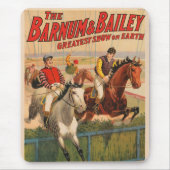 生垣を飛び越える馬のジョッキーのサーカスのポスター マウスパッド (正面)