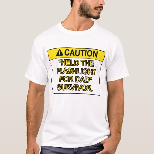 生存者のための懐中電灯を掲げたパパ Tシャツ (正面)