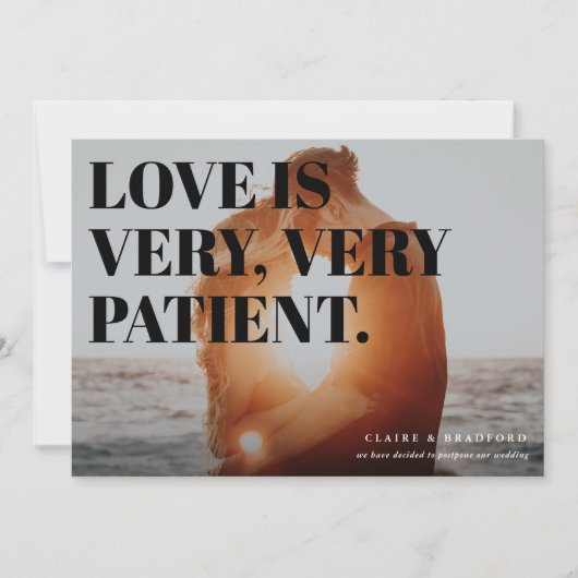 生意気なはっきりしたタイポグラフィの結婚延期 案内状 (正面)