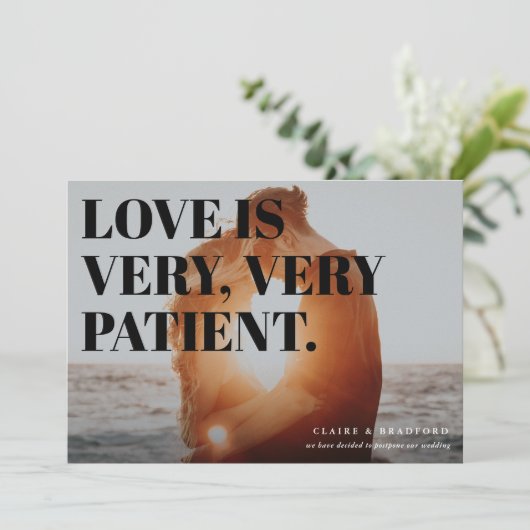 生意気なはっきりしたタイポグラフィの結婚延期 案内状 (スタンド正面)