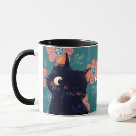 生意気な小さな黒い子猫とフローラ背景 マグカップ (ドーナツ)