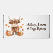 生意気な秋のハイランド牛 デスクマット (正面)