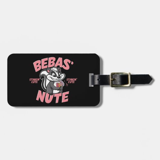 生意気な笑みを浮かべた漫画のスカンク ラゲッジタグ (正面横)