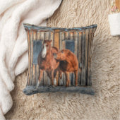 生意気な馬2頭と納屋の写ウマ科の真 クッション (ブランケット)