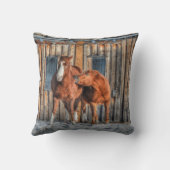 生意気な馬2頭と納屋の写ウマ科の真 クッション (裏面)