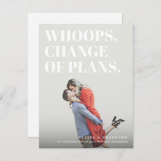 生意気はっきりしたなタイポグラフィ結婚ーの延期 案内ポストカード (正面/裏面)
