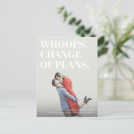 生意気はっきりしたなタイポグラフィ結婚ーの延期 案内ポストカード (スタンド正面)