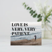 生意気はっきりしたなタイポグラフィ結婚ーの延期 案内ポストカード (スタンド正面)