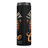 生活の向上：キャンプファイアグロー、屋外の平和 タンブラー (裏面)