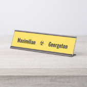 生物学的災害［有害物質］記号 – 黄色い背景の黒 デスクネームプレート (正面)