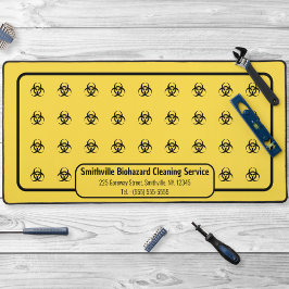 生物学的災害［有害物質］記号 – 黄色い背景の黒 デスクマット