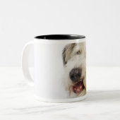 生皮の骨でかみ砕いている犬 ツートーンマグカップ (正面左)
