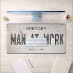 産業素朴モダン農家の男性の名前シティ デスクマット<br><div class="desc">時代を超越した魅力が農家美意識に満ちた絶妙な工業用農家デスクマットで、あなたの生活宇宙を高めモダンる。素朴なエレガンスと工業用のエッジを楽に組み合わせフェイクたデスクマット動揺しては、欠け落ちた質感を通して歴史の感覚を醸し出す、ひび割れた白い背景とオフ白い背景を備え絵を描る。お名前とパーソナライズされたご自宅の場所と、この最高傑作はカスタム、どの部屋にも懐かしさのtouchを追加する。Simple Farmhouse Pressによって作成。</div>