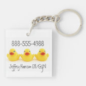 産科医および黄色いゴム製アヒル キーホルダー (裏面)
