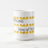 産科医および黄色いゴム製アヒル コーヒーマグカップ (中央)