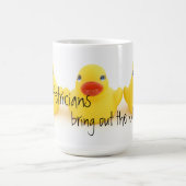 産科医および黄色いゴム製アヒル コーヒーマグカップ (中央)