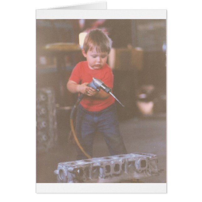 用具を使用しているかわいく小さい男の子 (正面)