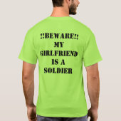 !! 用心して下さい!! 私のガールフレンドは兵士です Tシャツ (裏面)