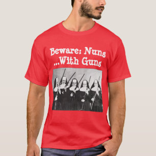 用心して下さい: 銃を持つ尼僧… Tシャツ