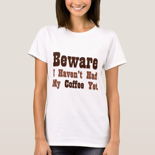 用心しろ、まだコーヒーを飲んでないぞ Tシャツ (正面)