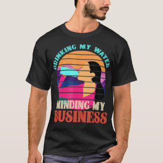 用水を飲む Tシャツ