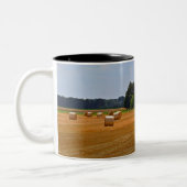 田園風光明媚な干し草の畑 ツートーンマグカップ (左)
