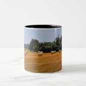 田園風光明媚な干し草の畑 ツートーンマグカップ (中央)