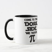 田舎くさい人の側面に来られる。 私達はPi (パイ)を有します。 マグカップ (左)