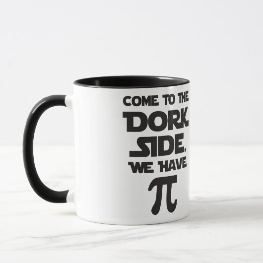 田舎くさい人の側面に来られる。 私達はPi (パイ)を有します。 マグカップ (左)