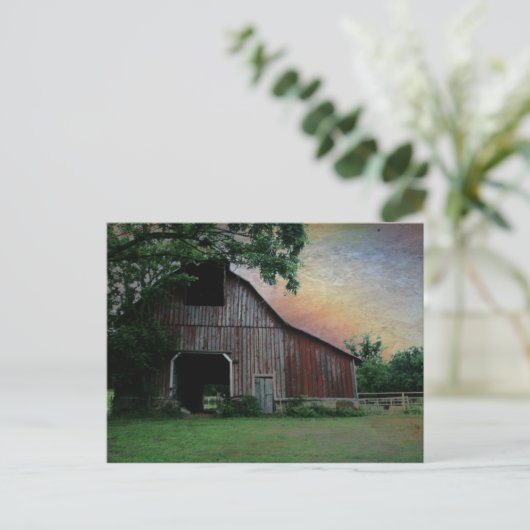 田舎の夕日の農場の風景を赤い納屋 ポストカード (スタンド正面)