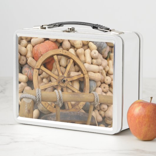 田舎の木製カートのカボチャとホイール メタルランチボックス (インサイチュ)