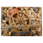 田舎の木製カートのカボチャとホイール ラージペーパーバッグ (裏面)