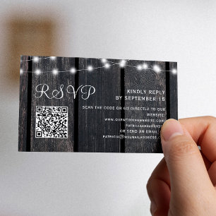 田舎の納屋の木製ストリングライト ウェディングQR RSVP エンクロージャーカード