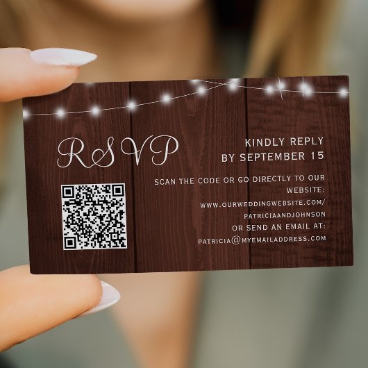 田舎の納屋の木製ストリングライト ウェディングQR RSVP エンクロージャーカード