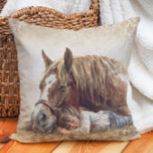 田舎の農場で眠る馬と子供  クッション
