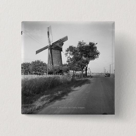 田舎道および伝統的な風車 缶バッジ (正面)