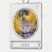 田舎道のヒツジ シルバープレートバナーオーナメント (左)