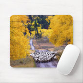 田舎道のヒツジ マウスパッド (マウス)