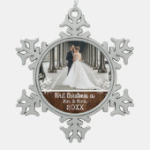 田舎風の初めてのクリスマス 結婚 スノーフレークピューターオーナメント (正面)