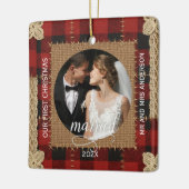 田舎風の木の板のチェック柄 結婚後初めてのクリスマス セラミックオーナメント (左)