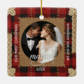 田舎風の木の板のチェック柄 結婚後初めてのクリスマス セラミックオーナメント (裏面)