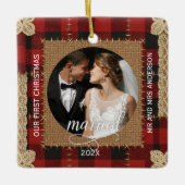 田舎風の木の板のチェック柄 結婚後初めてのクリスマス セラミックオーナメント (正面)